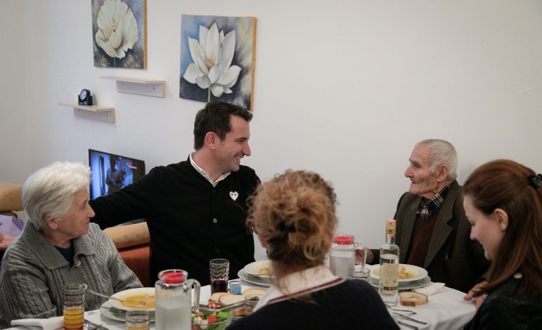 APELI/ Kryebashkiaku Veliaj drekë në familjen Isufaj nga Unaza e Madhe, që u strehua në banesë sociale