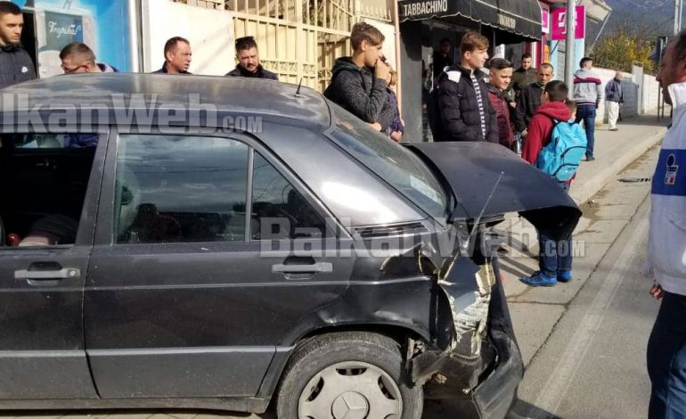 “DUA KUPONIN TATIMOR”/ Përplasen 2 mjete në Tiranë, një prej tyre “futet” në market (FOTO)