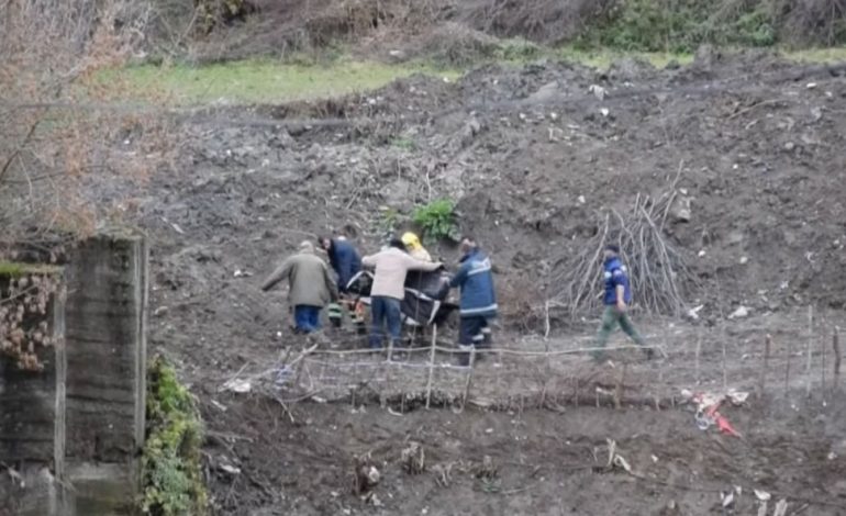 “PARAKALOI SHOKUN ME MAKINË”/ Detajet e REJA: Si humbi jetën në LUMË i riu. Banorët: Ura pa barriera