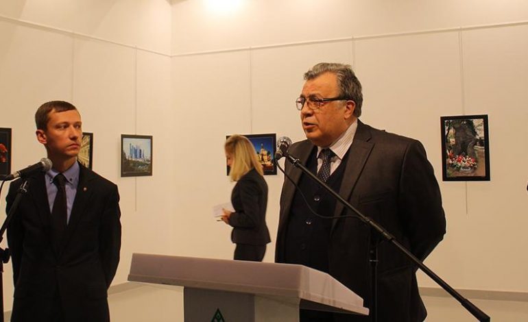 TURQIA DORËZON RAPORTIN/ Ja kush fshihet pas vrasjes së ambasadorit rus në Ankara