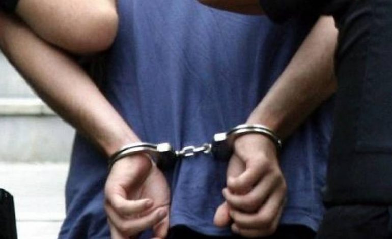 ARMË PA LEJE NË BANESË/ 22-vjeçari terrorizon fshatin me automatik, përfundon në pranga (EMRI)