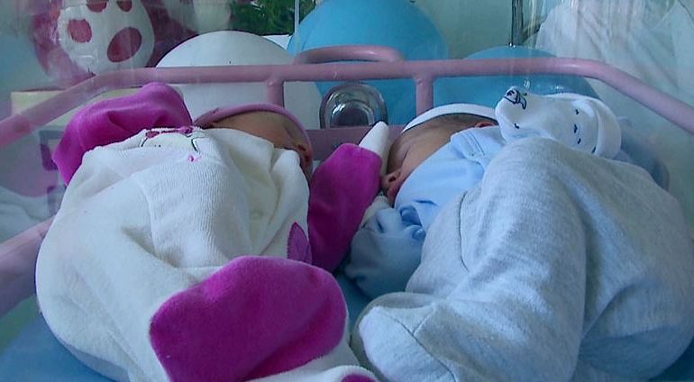 VIJOJNË “TRADITAT”/ Nënat e reja shqiptare të PARAT në Evropë, abortojnë pasi fëmija duhet DJALË