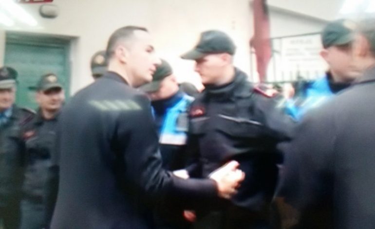 “UNAZA E MADHE”/ Deputetët e PD tentojnë të hyjnë me forcë në seancë, Salianji shtyn policin (VIDEO)