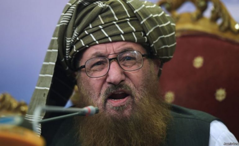 KLERIKU I NJOHUR PAKISTANEZ/ Mijëra vetë në varrimin e “Babait të Talebanëve”
