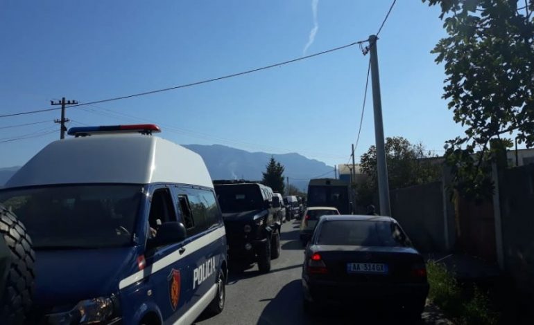AKSIONI NË ELBASAN/ Jo vetëm ÇAPAJT, edhe një grup tjetër po mbahet i rrethuar