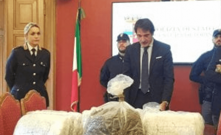 DROGË NË BAGAZHIN E MAKINËS/ Kapet shqiptari me 30 kilogram marijuanë