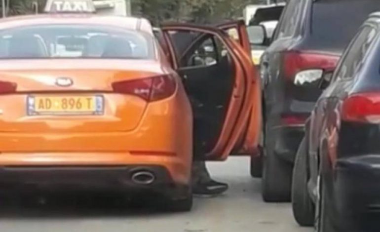 E PAZAKONTË NË TIRANË/ I zënë parkimin, taksisti i çan gomat makinës (VIDEO)