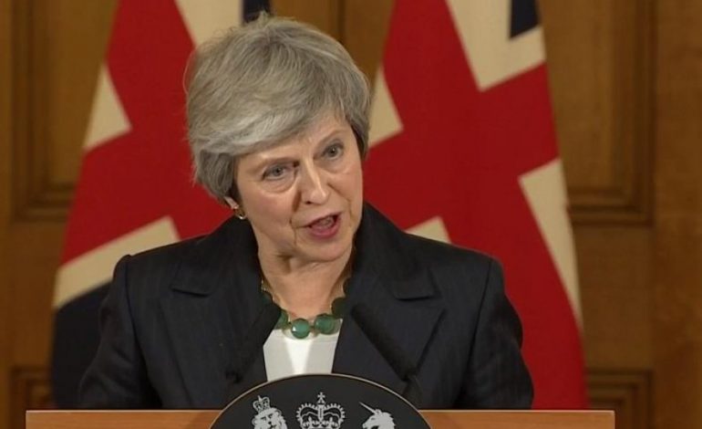 BREXIT/ Theresa May nuk dorëzohet: Do shikojmë përpara