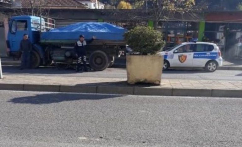 AKSIDENT NË SHKODËR/ Kamioni nxjerr nga rruga “Benz:-in, PLAGOSEN dy persona