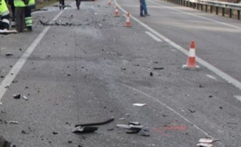 FOTOLAJM/ Aksident në Tiranë, makina përfundon e copëtuar sipër trotuarit