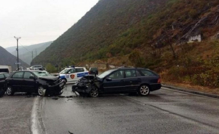 NDODH NË VLORË/ Dy shoferë PA patentë përplasen mes tyre. Plagoset…