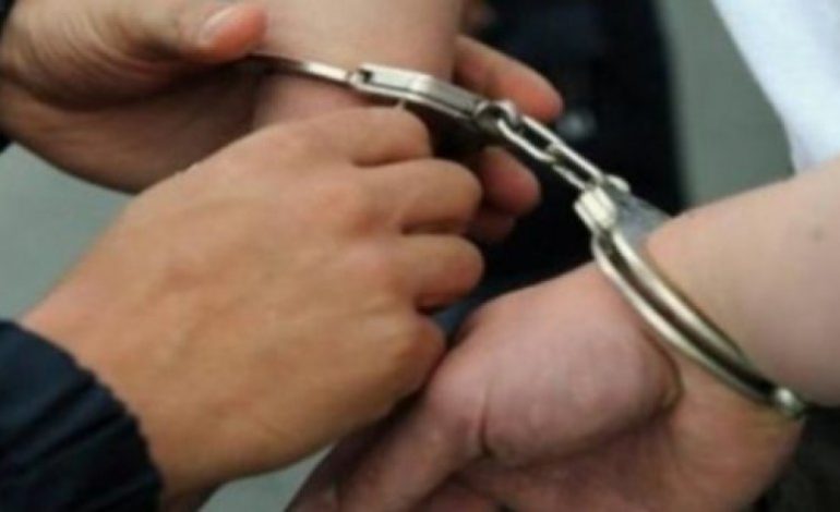 ÇIFTE PA LEJE/ Drogë në shtëpi, i dyshuar për vjedhje, prangoset 37 vjeçari (EMRI)