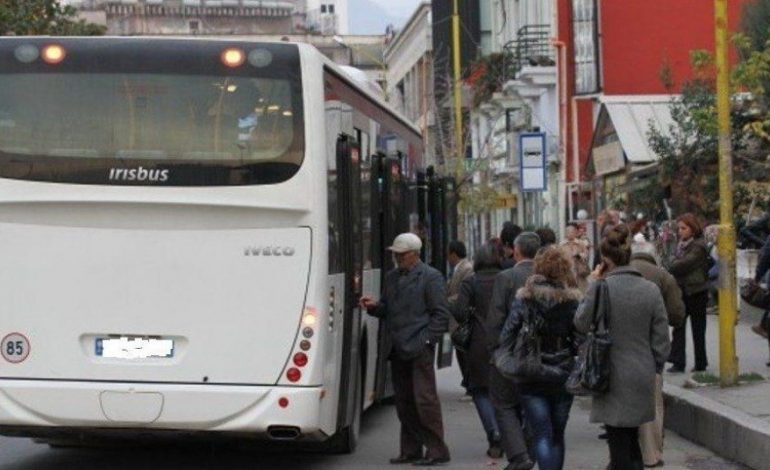 E PAZAKONTË NË TIRANË/ Shoferi dhe fatorinoja i autobusit DHUNOJNË KEQ pasagjerin