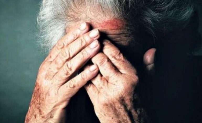 NDODH NË LUSHNJE/ Djali 24 vjeçar DHUNON babanë, i shkatërron edhe serat