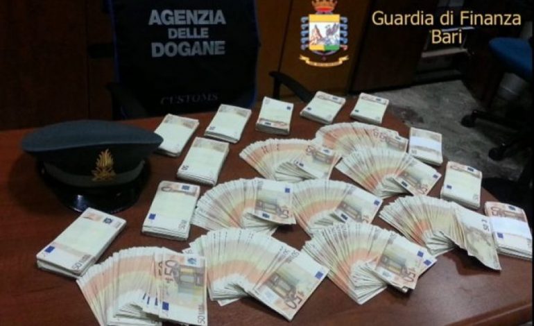 MIJËRA EURO NË MAKINË/ Dy “SKIFTERË” shqiptarë ndalohen në Bari