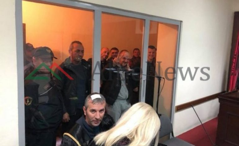ORGANIZATORI I PROTESTËS NË GJYQ/ Nuk “ndalet” militanti i PD, ngre DY gishtat kur… (FOTO)