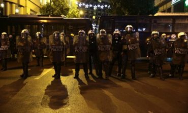 POLICIA GREKE "BLINDON" ATHINËN/ Arrestohen 19 persona gjatë natës