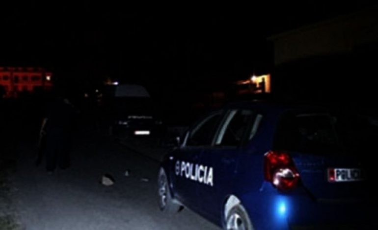 AKSIDENT I RËNDË NË FIER/ Furgoni përplas makinën e parkuar, humb jetën 66-vjeçari