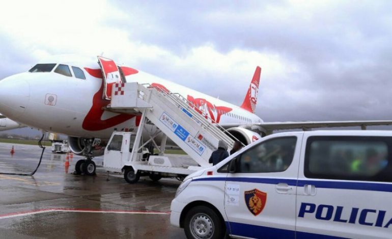 FALSIFIKONTE DOKUMENTAT/ Kapet në Rinas 27 vjeçarja nga Elbasani. Kishte…