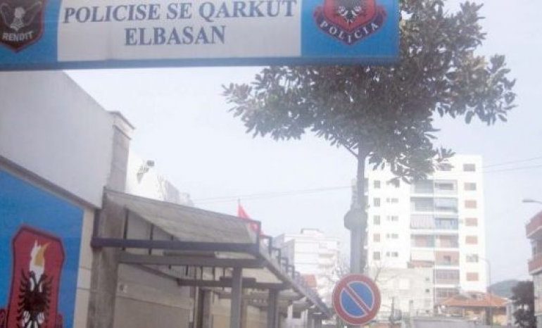 E FUNDIT/ U mor peng nga një “BMW” në Elbasan, vajza hapi derën e kërkoi ndihmë. Kapen autorët
