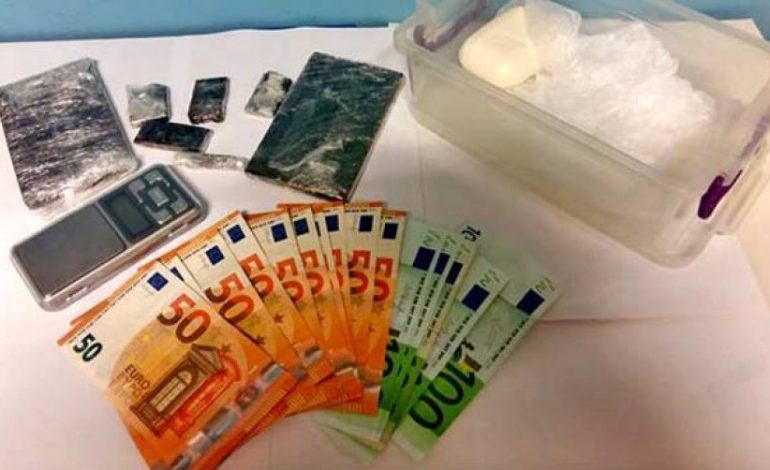 ME 2 KILOGRAMË DROGË NË SHTËPI/ Si u kap 18 vjeçari pas raportimeve të banorëve. Shiste…