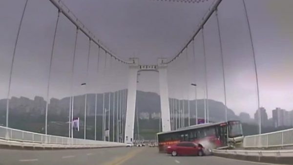 SHERR MES SHOFERIT DHE PASAGJERIT/ Autobusi bie në lumë, vdesin 13 dhe dy të zhdukur (VIDEO)