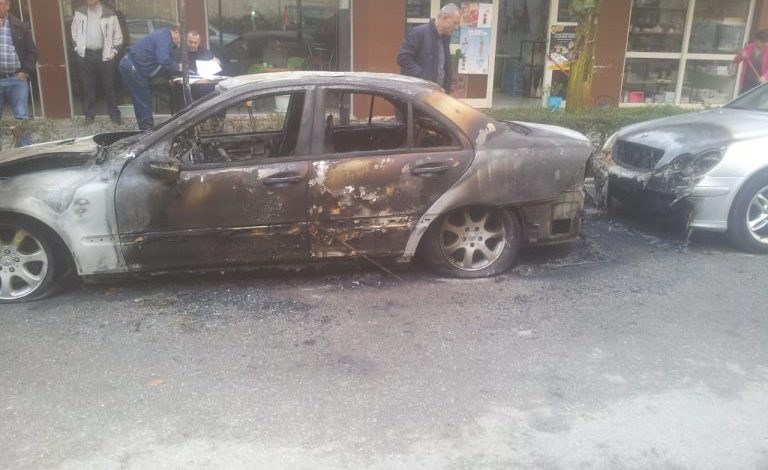 E FUNDIT/ Shkrumbohen 2 makina në Durrës, dyshohet zjarrvënie e qëllimshme