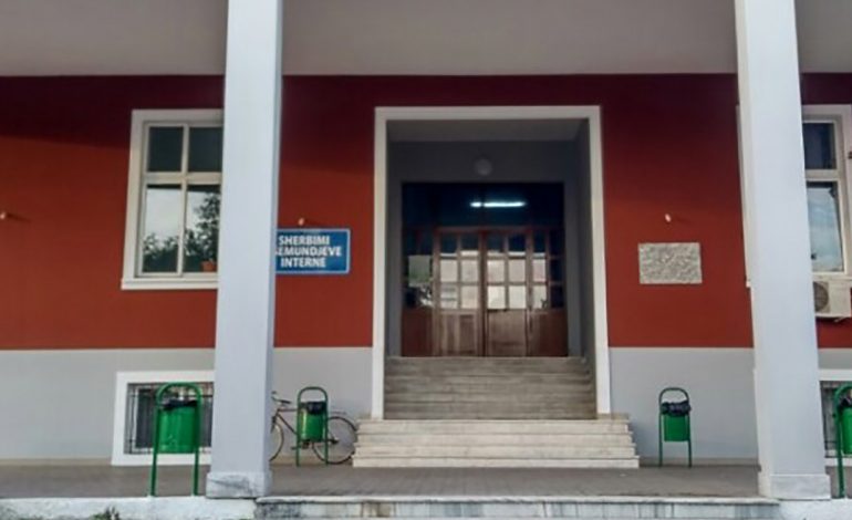 E FUNDIT/ Grushta në spitalin e Elbasanit, 33 vjeçari godet infermierin (EMRI)