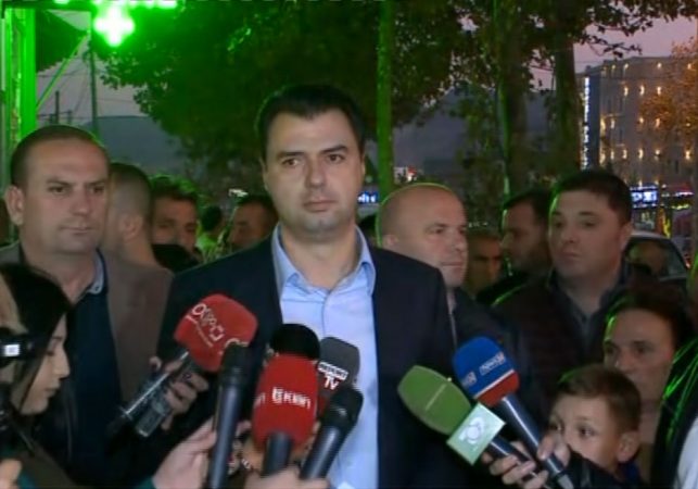 NË PROTESTË/ Basha bën “fajtore” mediat: Bëni edhe ju punën tuaj