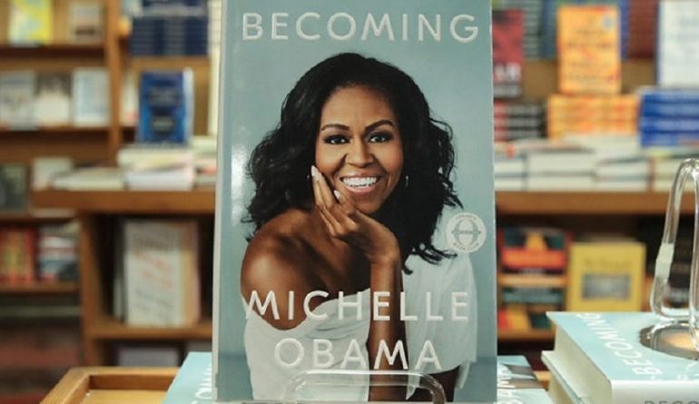 “BECOMING”/ Michel Obama rrëzon nga “froni” librin e Hillary Clinton