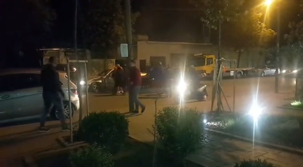 AKSIDENT I RËNDË NË KINOSTUDIO/ Plagosen DY persona. Gruaja që drejtonte “Benz-in”… (VIDEO)