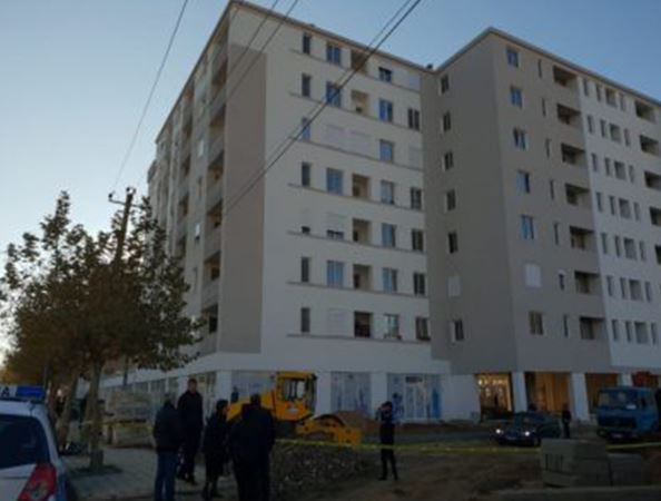 “U HODHËN NGA PALLATI”/ Dëshmia tronditëse: “Burri shtyu GRUAN të parën, pastaj u HODH vetë”