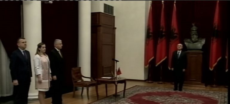 E FUNDIT/ Sandër Lleshi betohet si ministër i Brendshëm