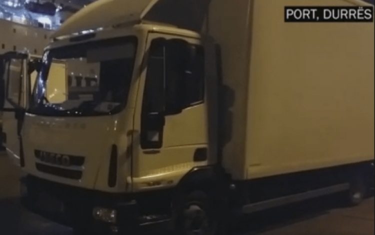 E FUNDIT/ Trafikonin njerëz kundrejt shumës 2500 euro, arrestohen dy shoferët (VIDEO)
