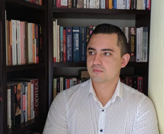 FITUES I ÇMIMIT PËR LIBRIN MË TË MIRË/ Njihuni me Brajan Sukaj dhe rrugëtimin e tij në letërsi