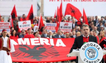 VARRIMI I KATSFIAS/ Reagon Shoqata Çamëria: Po sikur të marrim flamujtë shqiptarë dhe të…