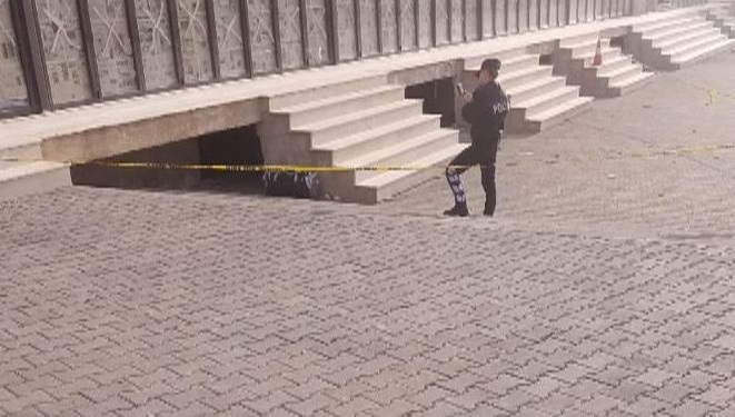 “EKSPLOZIV” TEK UNAZA E RE/ Hapet çanta që alarmoi banorët në Tiranë, ja çfarë kishte brenda saj