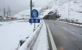 E FUNDIT/ Bora në Dardhë arrin në 40 cm, mjetet lëvizin vetëm me zinxhirë