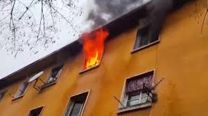 ELBASAN/ Përfshihet nga FLAKËT apartamenti. Zjarrëfikëset mbërrijnë por banesa…