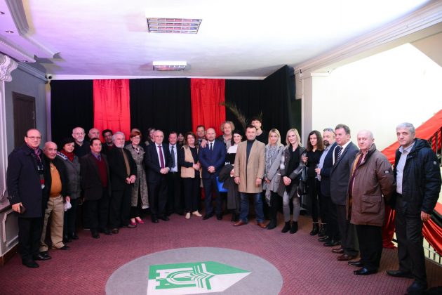 “PËR PUNËN E SHKËLQYER”/ Bashkia e Elbasanit nderon aktorët, regjisorët dhe artistët e teatrit “Skampa”