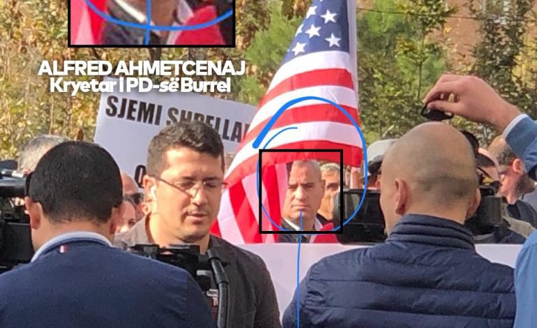 “U VRANË 4 TË PAFAJSHËM”/ Kreu i grupit të zjarrit të 21 janarit në krye të protestës së dhunshme para Bashkisë (FOTO)