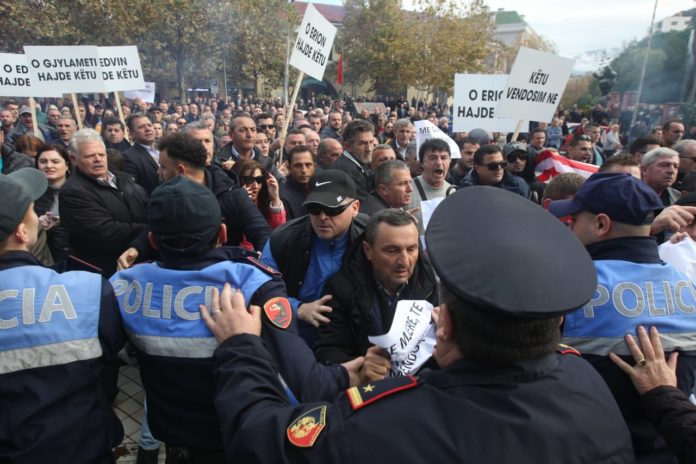 PROTESTA PARA KUVENDIT/ Policia: Një efektiveje i janë këputur 4 gishta