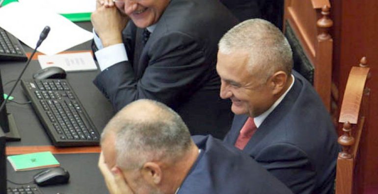 PËRPLASJA ME METËN/ LSI merr në mbrojtje ish kryetarin. Vasili: Rama ka lidhje me Kushtetutën aq sa…