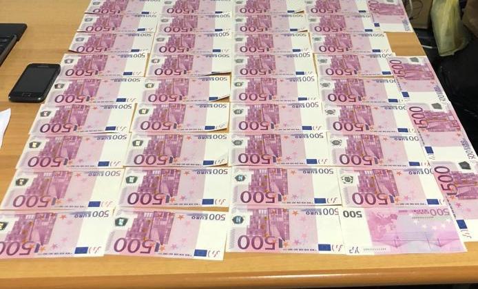 ME 20 MIJË EURO TË FALSIFIKUARA/ Si u kap 37 vjeçari në Tiranë. I kishte futur në…