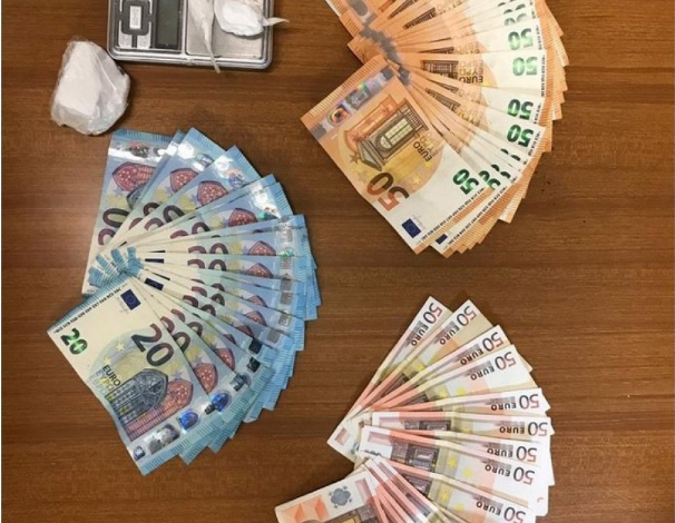 2200 EURO DHE KOKAINË/ Si u kap 34 vjeçari. Tentoi ta HIDHTE drogën në plehra por… (FOTO)