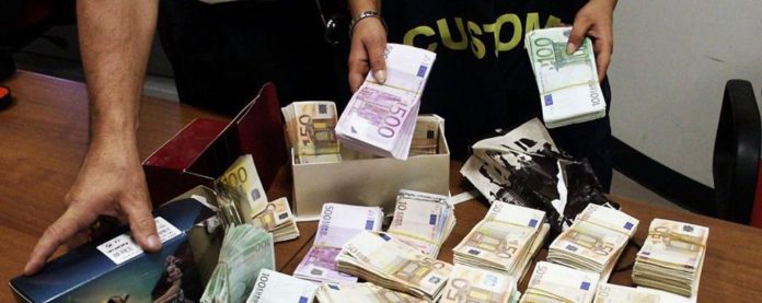 KAPEN DY SHQIPTARË NE ITALI/ Në bagazhin e makinës iu gjetën 114 mijë euro. Ishin në kërkim nga…
