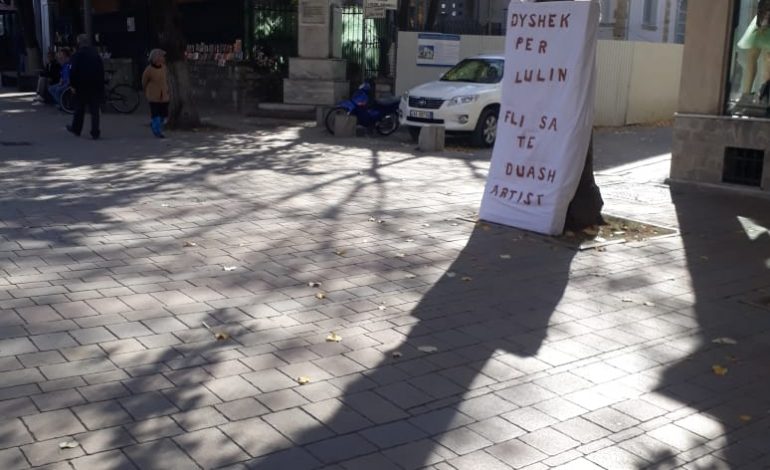 BASHA PRITET ME SURPRIZA NË KORÇË/ “Dyshek për Lulin, fli sa të duash artist” (FOTO)