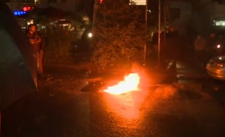 PROTESTA TEK “UNAZA E RE”/ Banorët nuk “dinë” të ndalen. Djegin goma në rrugë (VIDEO+FOTO)