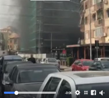 ZJARR I MADH PRANË STADIUMIT/ Përfshihet nga flakët një pallat në Tiranë (VIDEO)