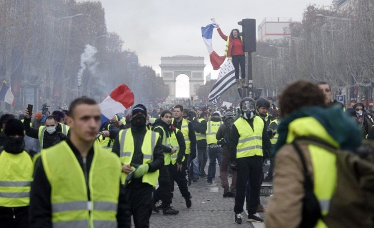 STOP/ Protestë në Champs-Elysées kundër rritjes së cmimit të karburantit